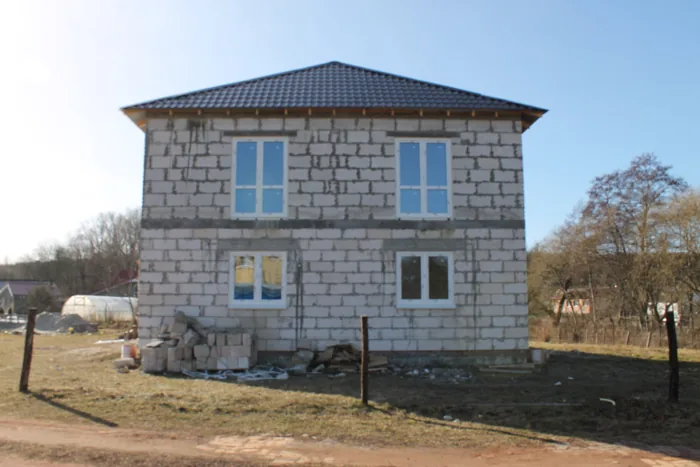 Дом целиком со стороны участка