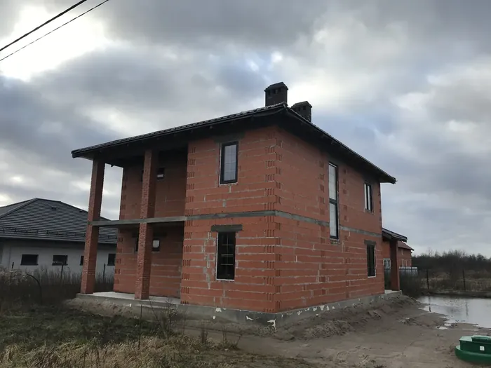 Терраса на столбах, окна второго этажа в том же цвете