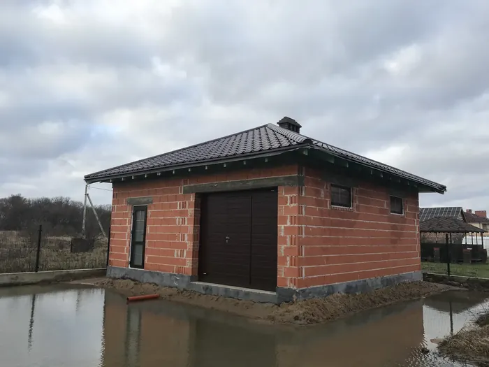 Хозпостройка у воды закрыта тем же профилем